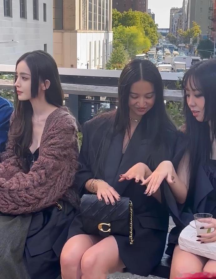 脸的大小在绝对美貌面前不值一提
