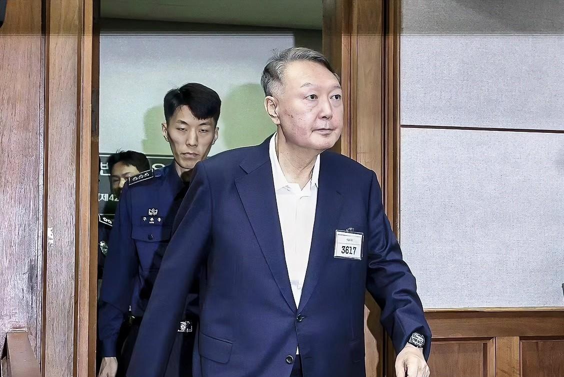 太震惊了！韩国前总统尹锡悦时隔85天再次出庭受审，现场曝光显示尹锡悦样貌大变。当