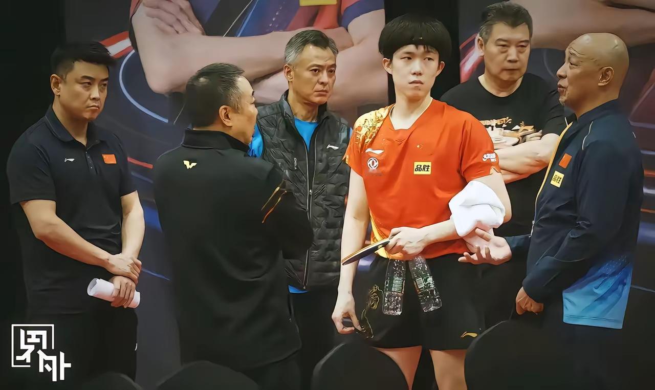国乒五大金刚团团围住王楚钦，王楚钦手拿两个空水瓶，面前有前国乒主席刘国梁，混双教