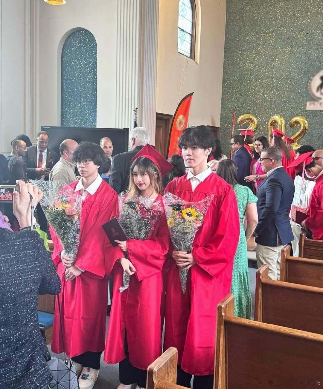 冯小刚徐帆养女徐朵高中毕业哇塞！冯导和徐帆姐的女儿都高中毕业了，时间真的过得好快