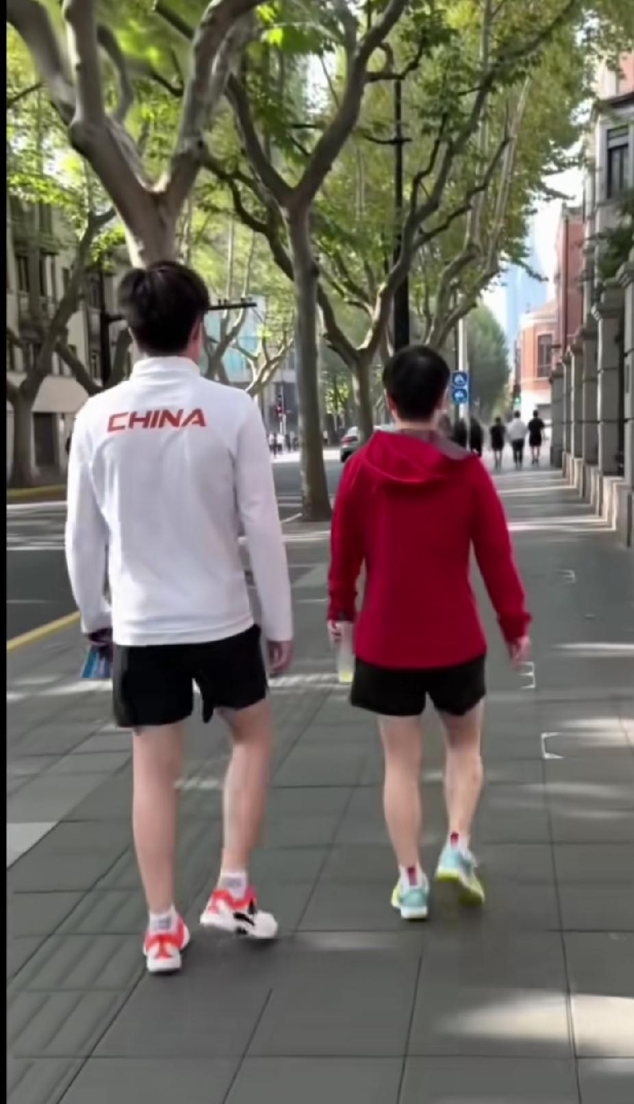 《国乒这对“红白CP”的背影，真的戳到我了》刷到这张背影图，一下子就被戳中