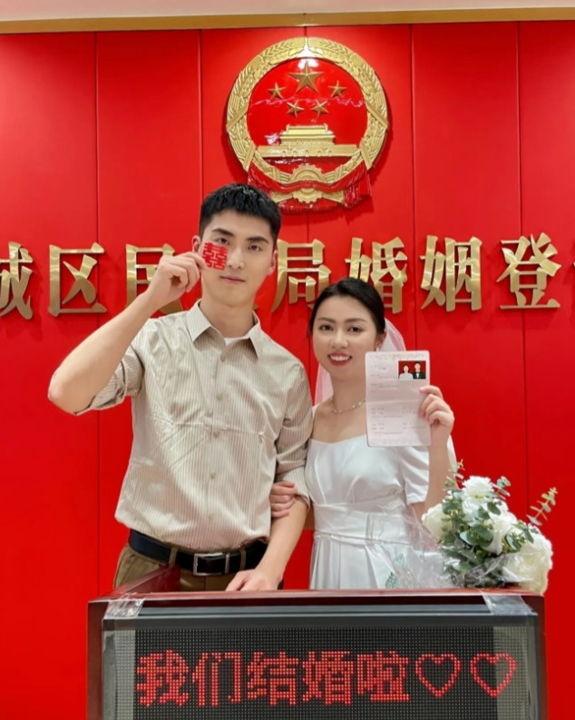我女儿刚结婚20天就离婚了，原因是她公公刚好退休，每个月5500元的退休金，反正