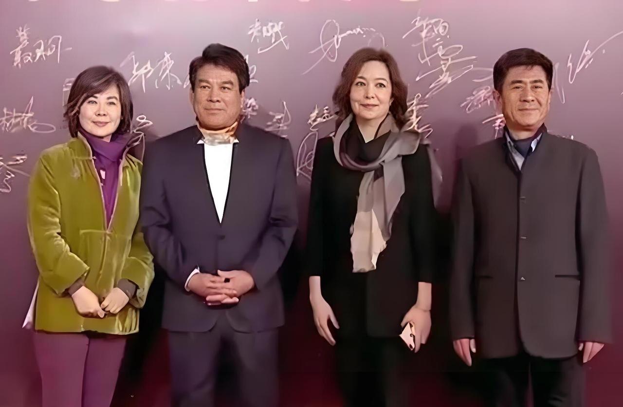 左边两位演员是《牧马人》的搭档，身材匀称，气质优雅的丛珊，身子骨硬朗，气质儒雅的