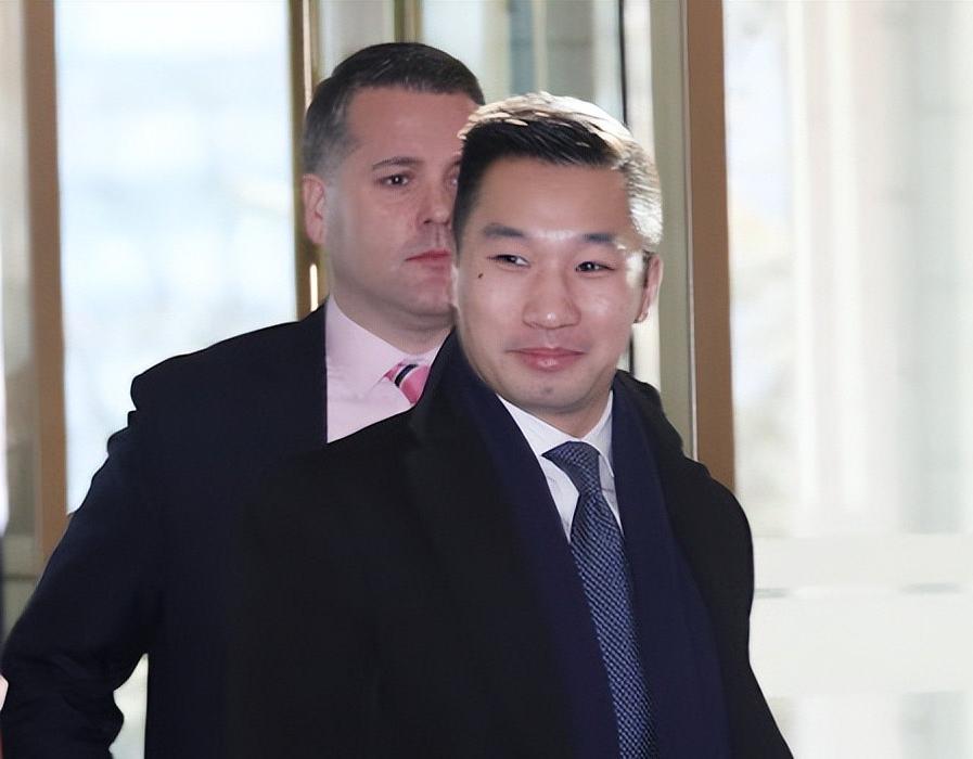 【就地免职，华裔官员成了特朗普的替罪羊！中国全面反制后，特朗普恼羞成怒，白宫华裔