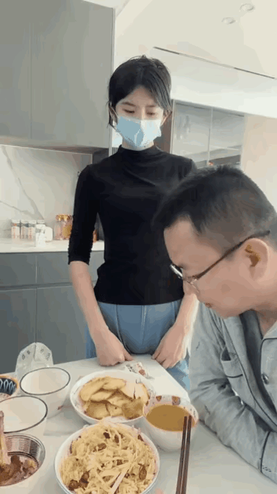 小姐姐：他是故意的吧？