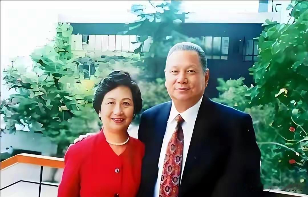 1995年，洪君彦和陈贤英的合影，两人曾是同学，气质一点不输章含之。洪君彦是个低