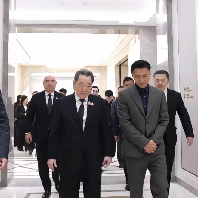 谢霆锋到北京正大集团访问了，让我惊讶的不是谢霆锋受到了多么热情的接待，而是正大集