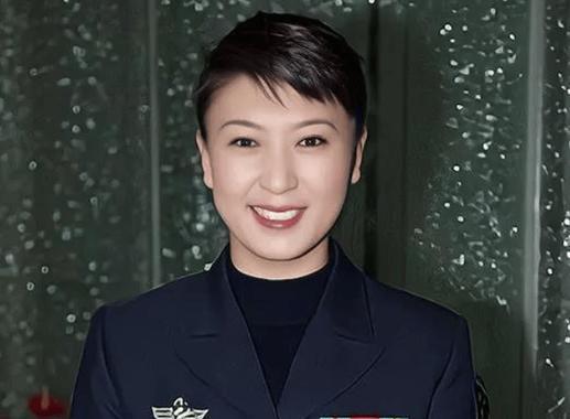 粉丝血崩600万，闫学晶的“老铁经济”塌方了！直播带货数据腰斩，但她的铁饭碗稳