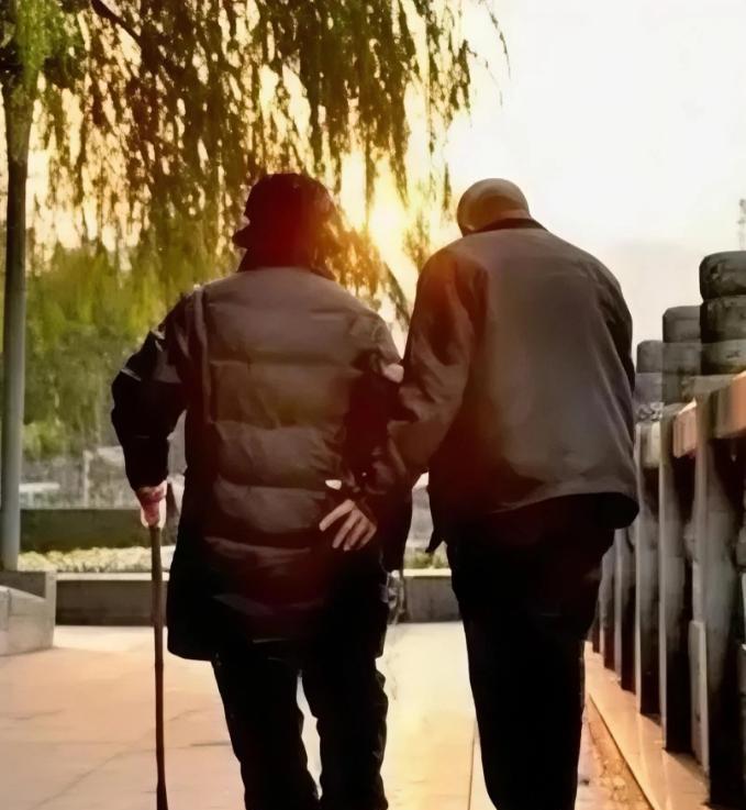 “太过分了！”2025年，河南，一男子在妻子出车祸离世后拿到465000元的赔偿