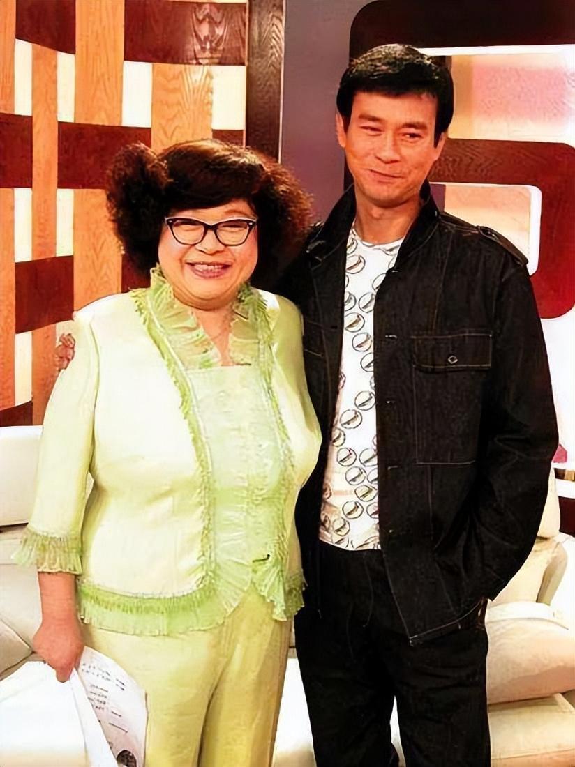 2008年，沈殿霞在奄奄一息之际突然清醒过来，女儿郑欣宜紧张地问她还有什么事情要