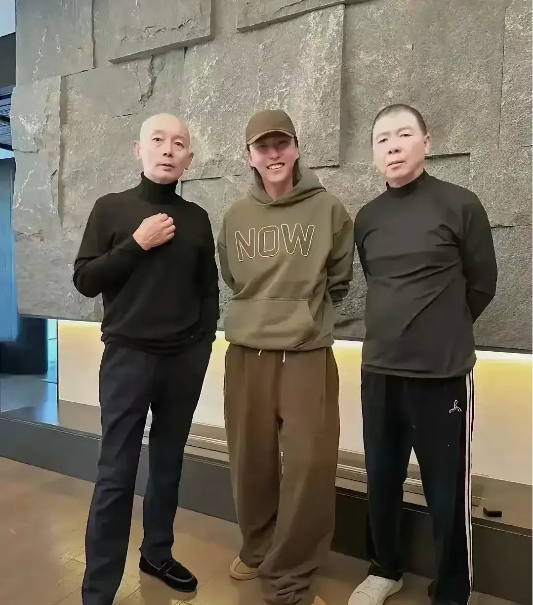中间这位是谁啊！这么牛