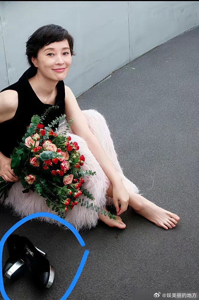 吴越的脚火了！娱乐圈这4位女星脚比她还绝周迅的脚，被网友称为“艺术品”。纤细骨感