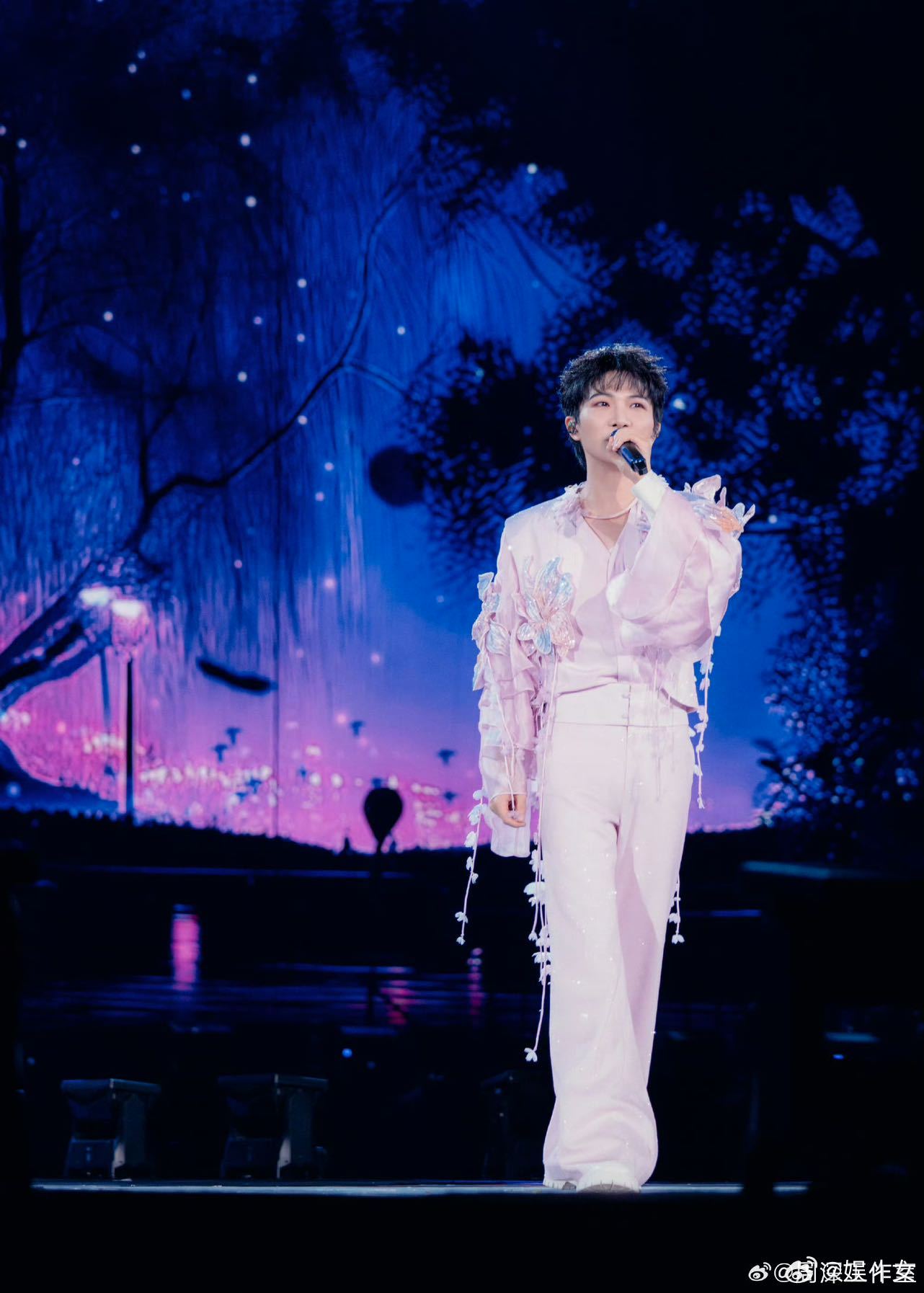 看多了某些节目里歌手互相谦让的画面，周深这种“用舞台说话”的直球打法真是清流！