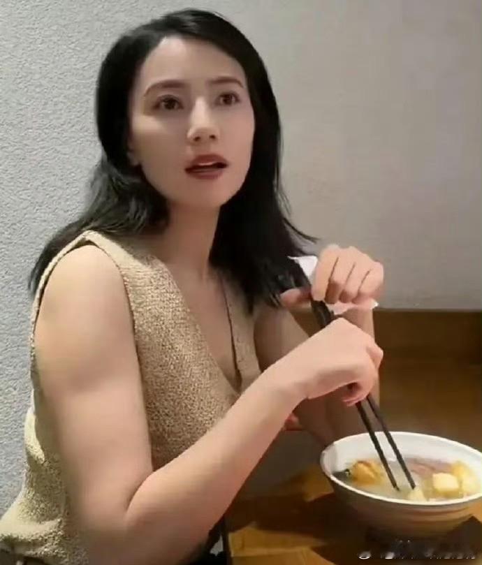 高圆圆的照片，不管修不修图，看起来都几乎一样漂亮。