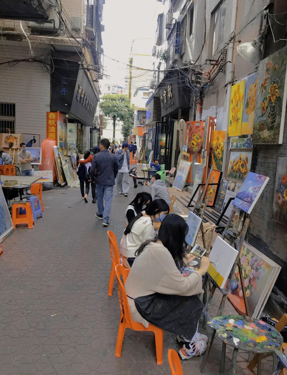 3月25日，在广东省深圳市布吉街大芬油画村，这个被称为“中国油画第一村”的地方，