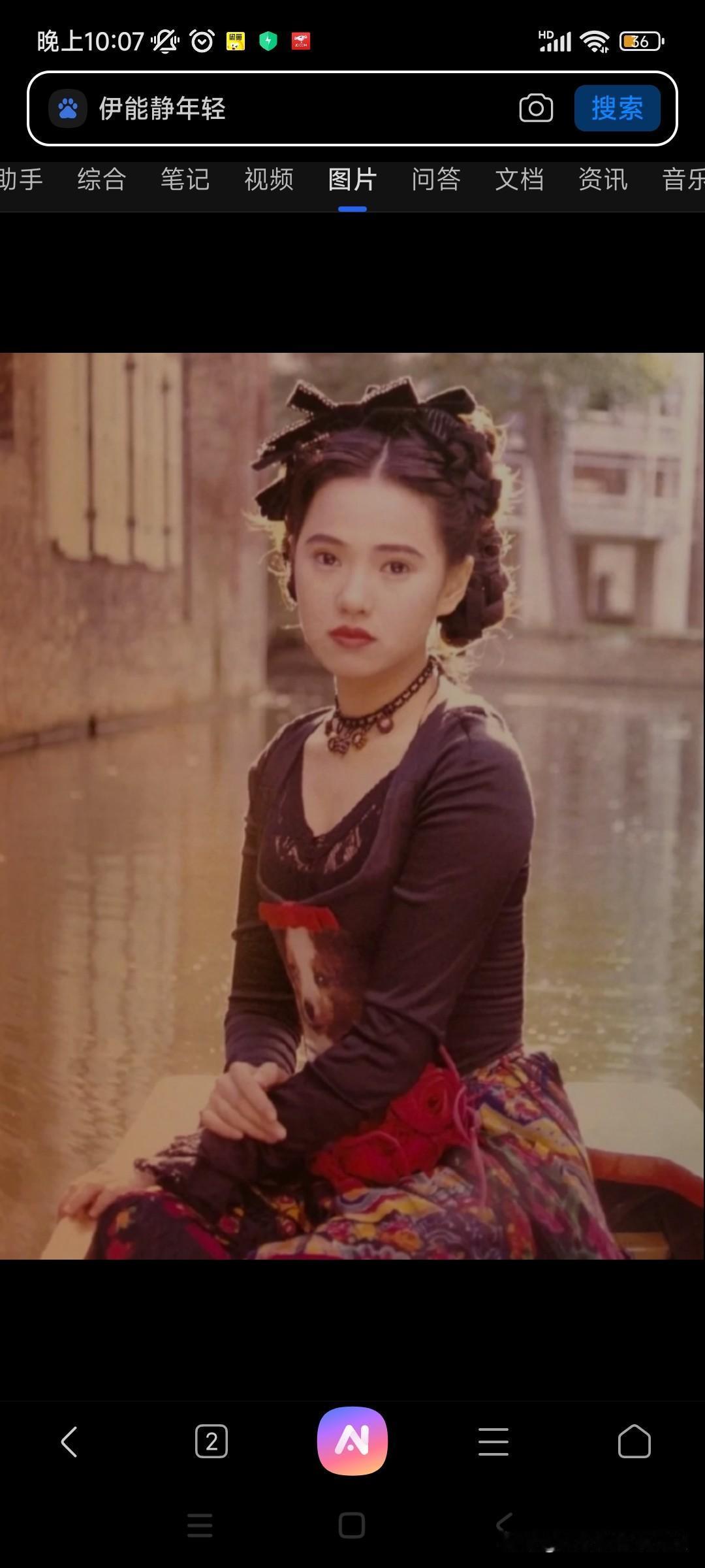 所以女孩富养也没什么用吧!李施嬅出身富裕家庭,20岁以前都是过着富家千金的生