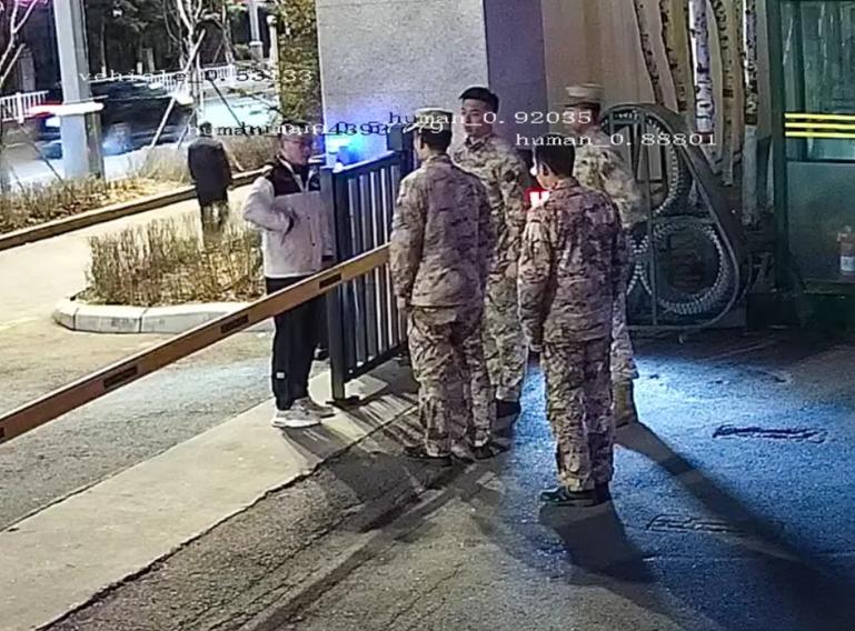 上人民日报了。深夜，一名男子来到武警支队求助，当他从口袋掏出军士证那一刻，我就