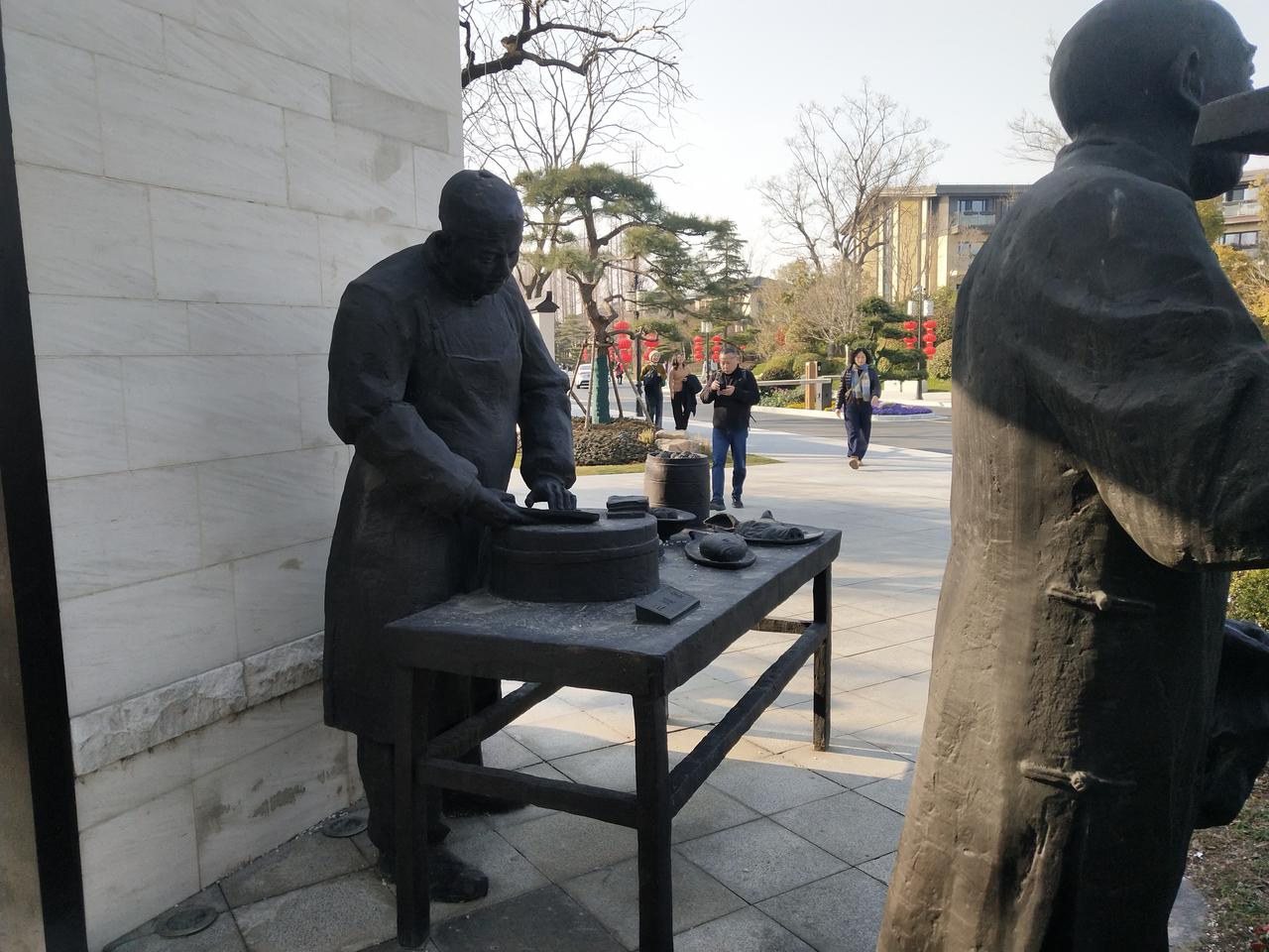 53岁自驾游流水账。初一晚上。儿子从国外飞回来。我们自驾到南京。接儿子团聚。