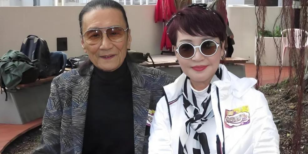据说当年狄波拉改嫁时，回头看向谢贤：“四哥！我嫁了？！”谢贤倒好：“快签字！不
