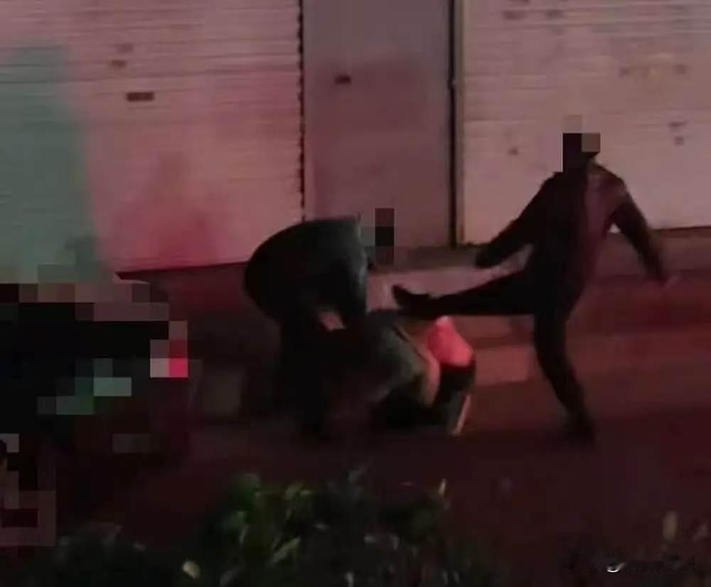 山东潍坊，男子深夜看到两名男子醉倒路边，好心上前搀扶，没成想善意喂了白眼狼，两醉