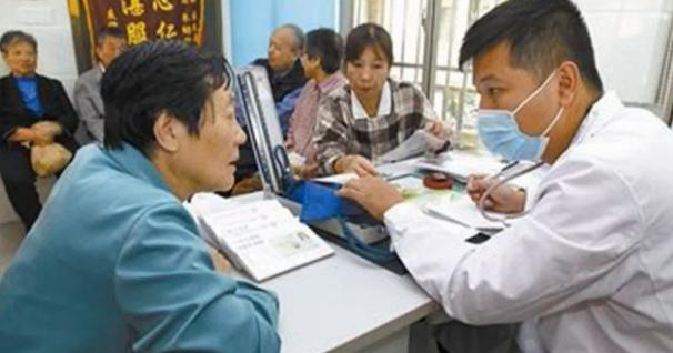 火到央视网了！2025年，江苏一名男子在街头偶遇自己15年未见的高中班主任，他一