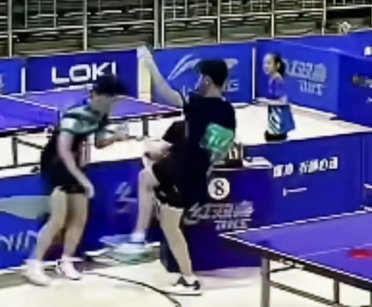 贺睿宸一下子懵逼了，就因为赢了对手曹彦灏，竟然被对手拳打脚踢这两天乒乓球圈里最