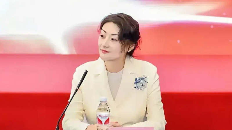 果然宗馥莉对这件事早有策略！查了查时间线，才发现宗馥莉早就知晓这三个人的存在，