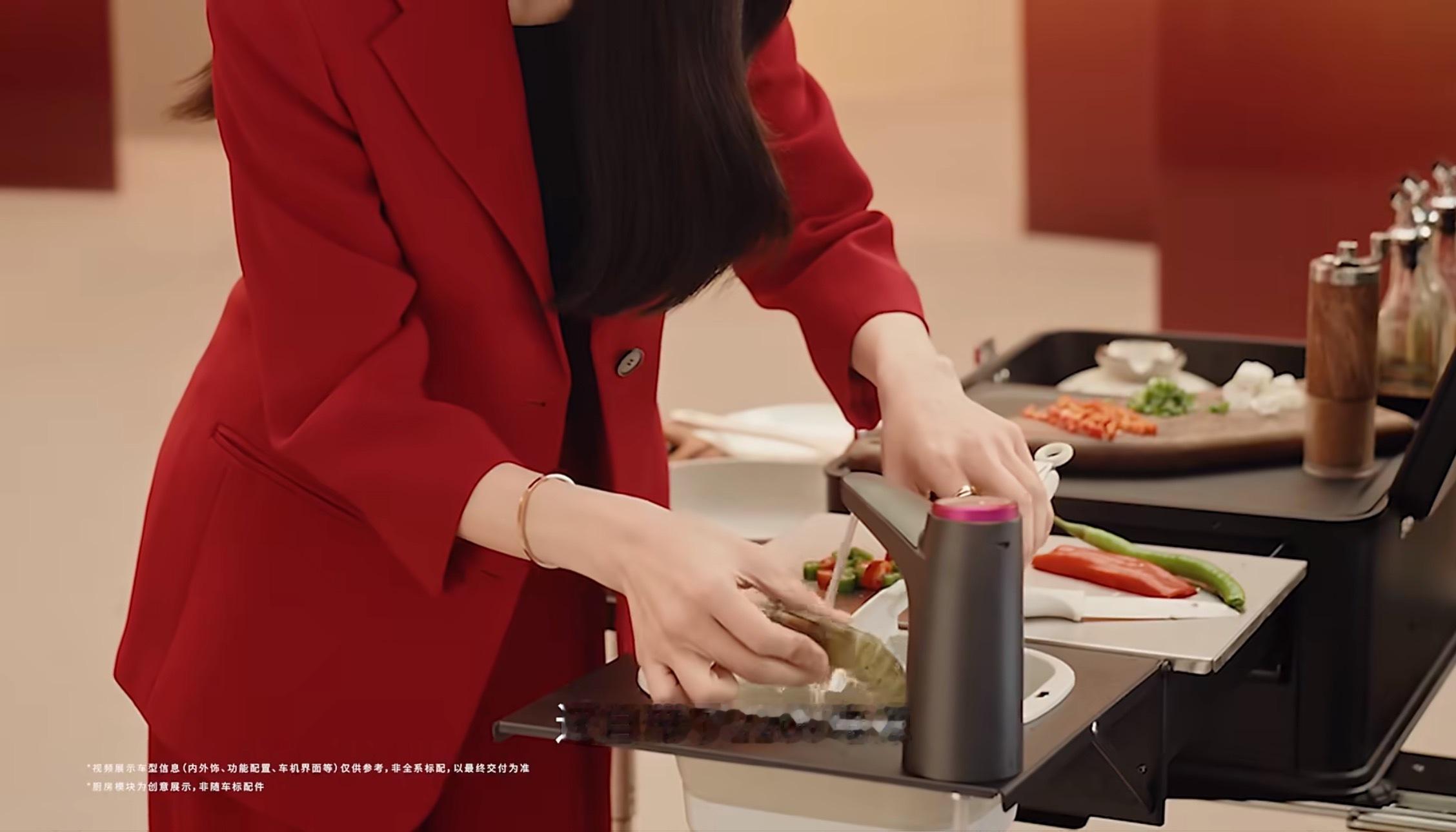 纯电版的零跑D19有个176L的超大的前备箱，可以放2个20寸的行李