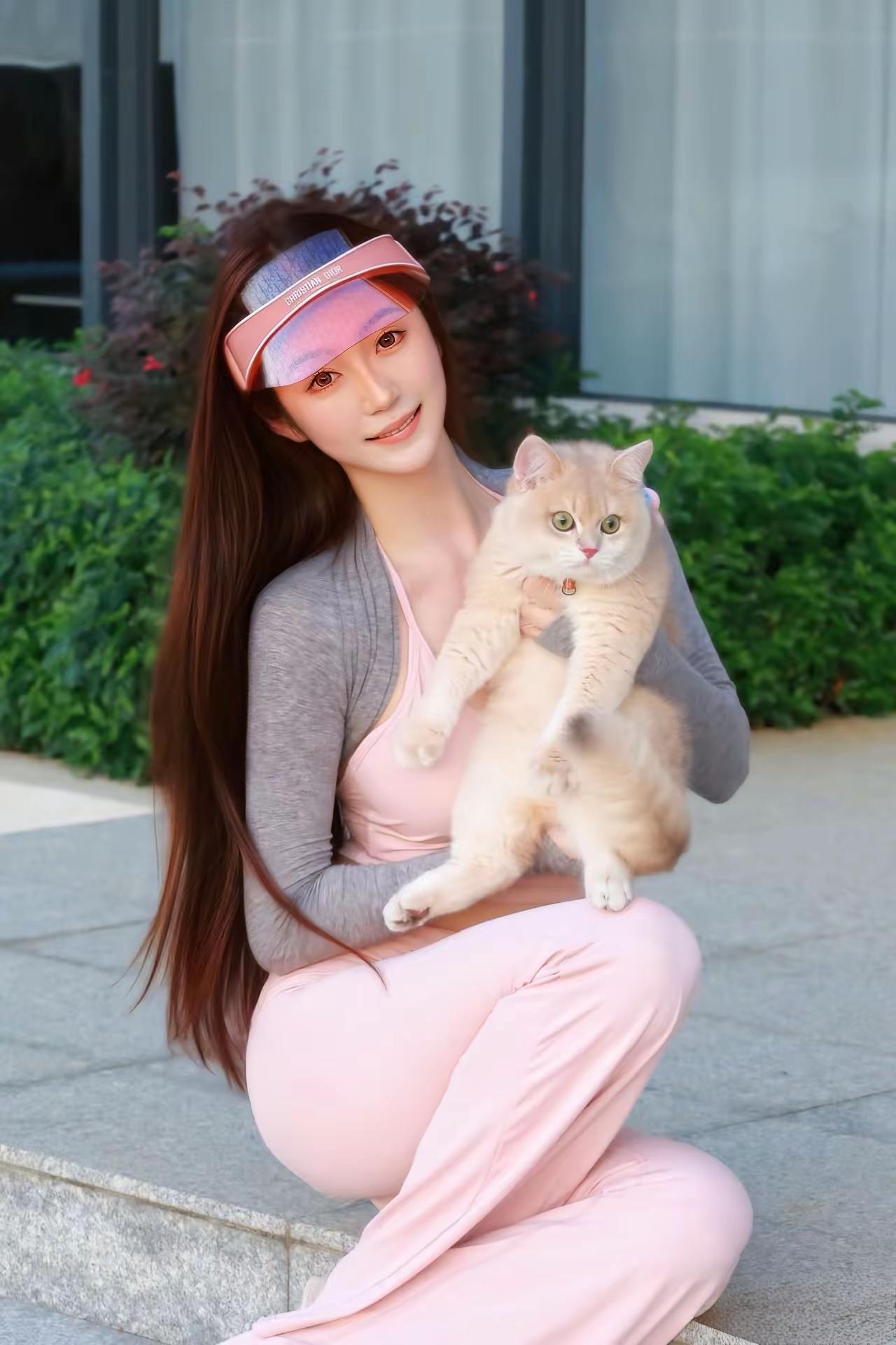 阳光明媚的午后，与可爱的猫咪共度美好时光🌞🐱