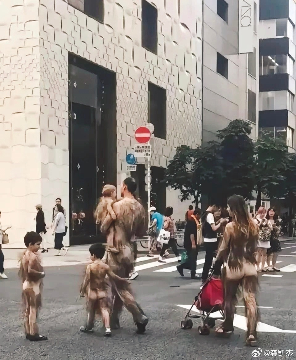 这一家子，过着衣食无忧的返祖生活！