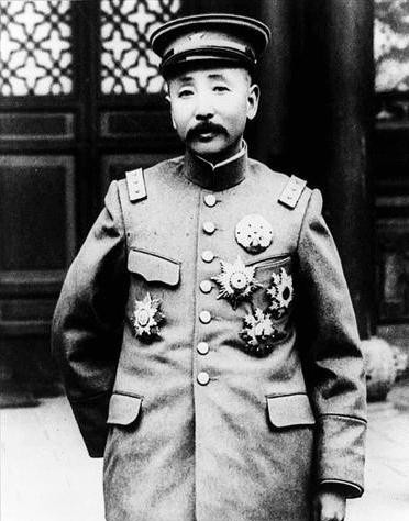 1891，16岁的张作霖落了难，沿街乞讨，寡妇看他英俊，一把拽到卧房，撩开衣襟，