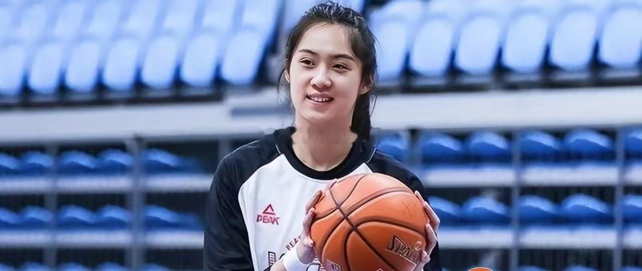 中国女篮未来的巨无霸天津女篮青年队又冒出一个巨无霸，14岁的曹熙琛身高2米20，