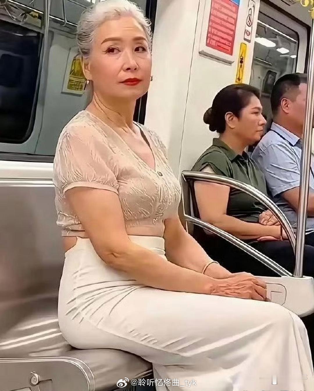 阿姨有⁠自信才这么穿⁠‏‎，一点毛病没有。时髦⁠可不是⁠只属于年轻人。‎⁠