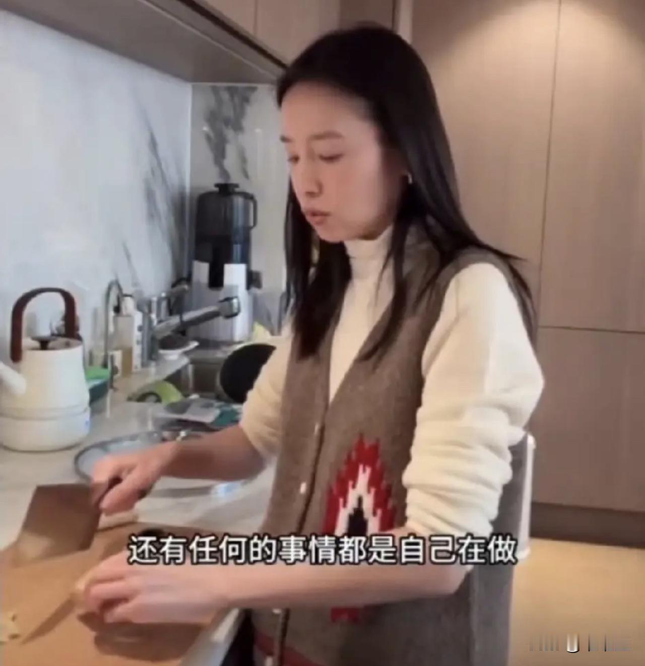 董洁：“我们家没请保姆，所有家务都是我自己做，而且我们家很小，就两个房间没必要请