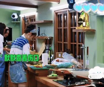 中餐厅这段“空气切菜”，被一帧帧扒出来了。王俊凯让张雅琪把剩下的辣椒切了，镜