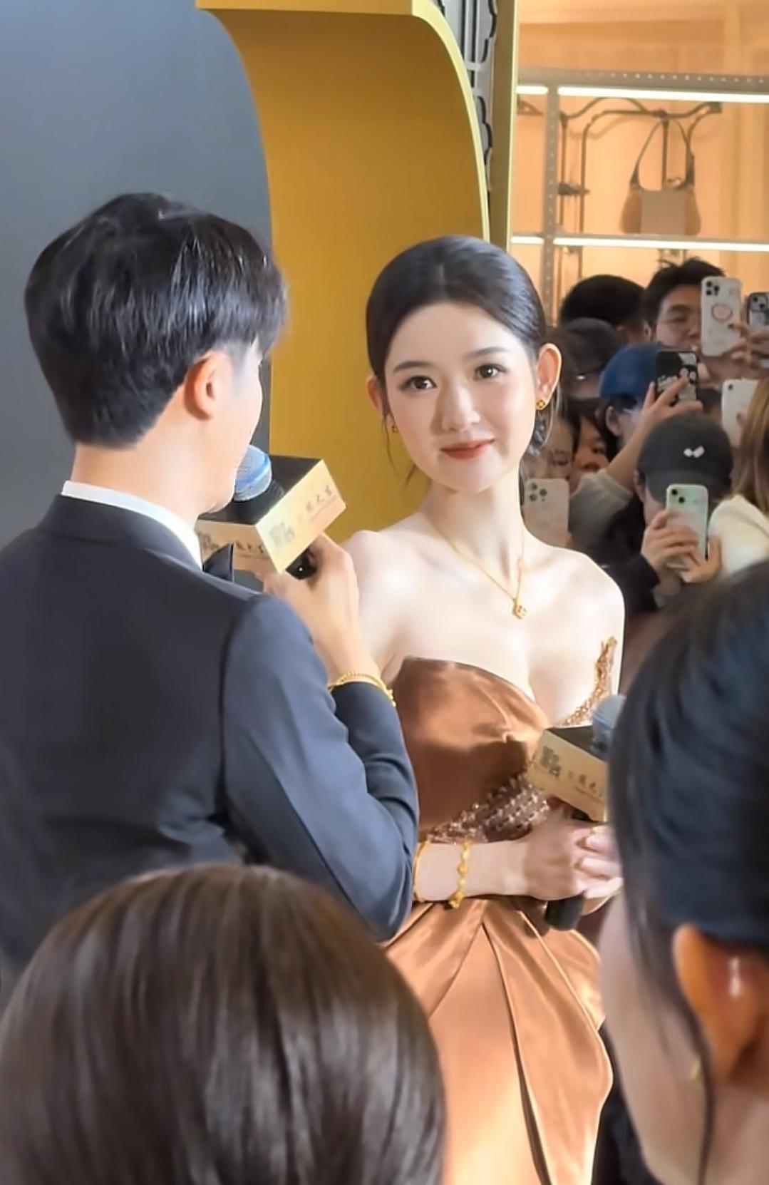 别再叫她“清冷小花”了。昨晚的活动红毯，王玉雯一出现，我差点没认出来。单肩亮