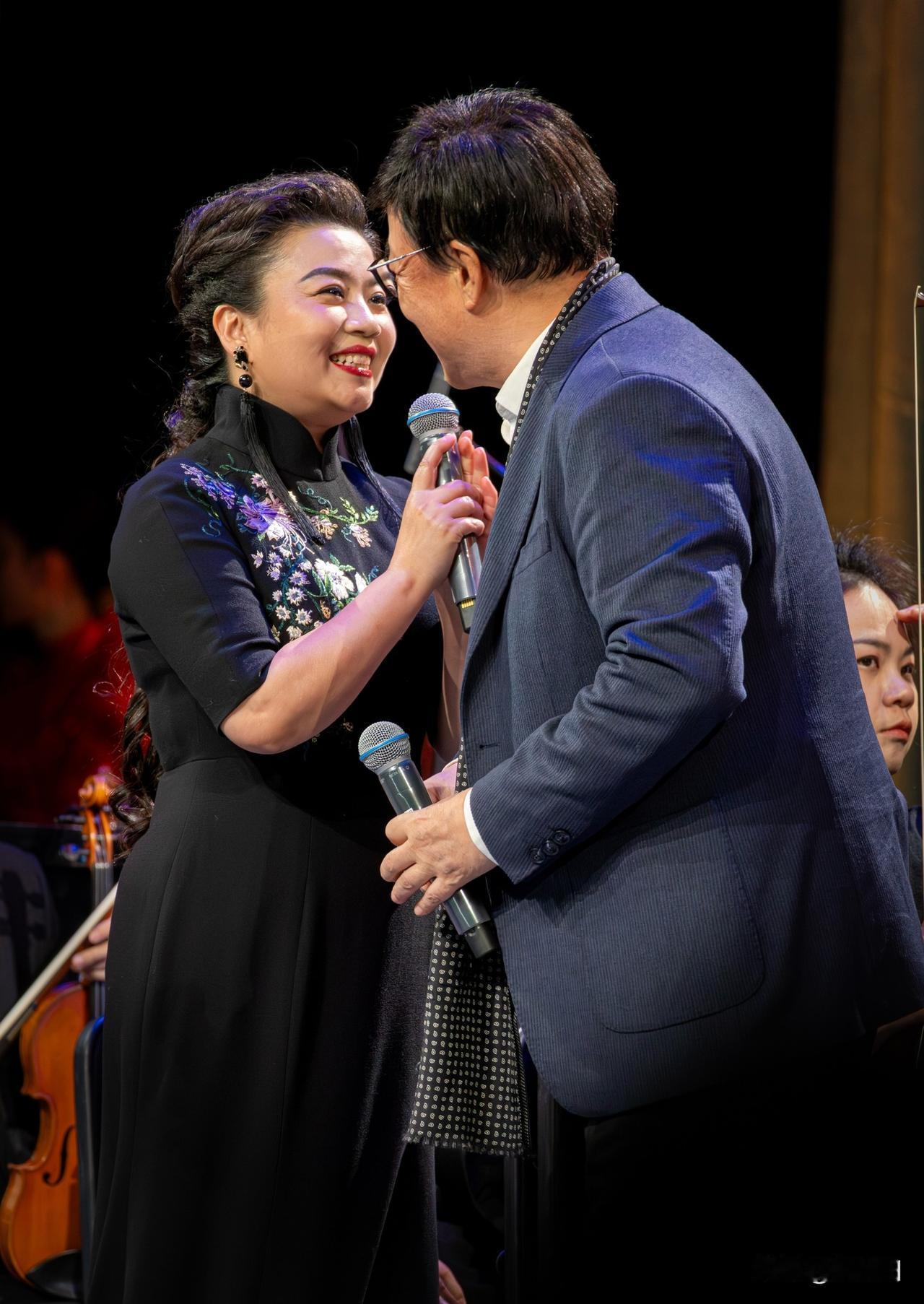 吕老师时不时调侃、开玩笑“逗”张也开心，两人相处轻松又有趣。‌张也笑容不仅充满童