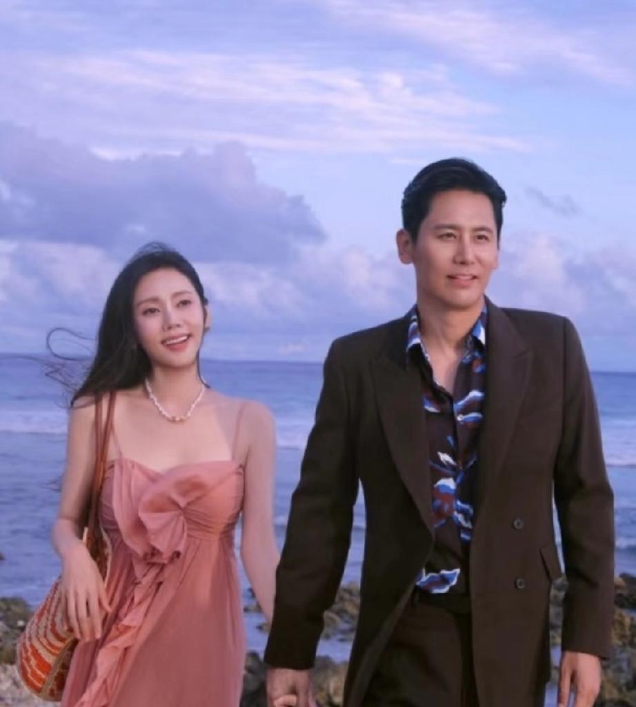 丈夫看着妻子挽住别的男人，居然还笑着上去搭肩？这不是拍戏，是北京街头真实一幕。