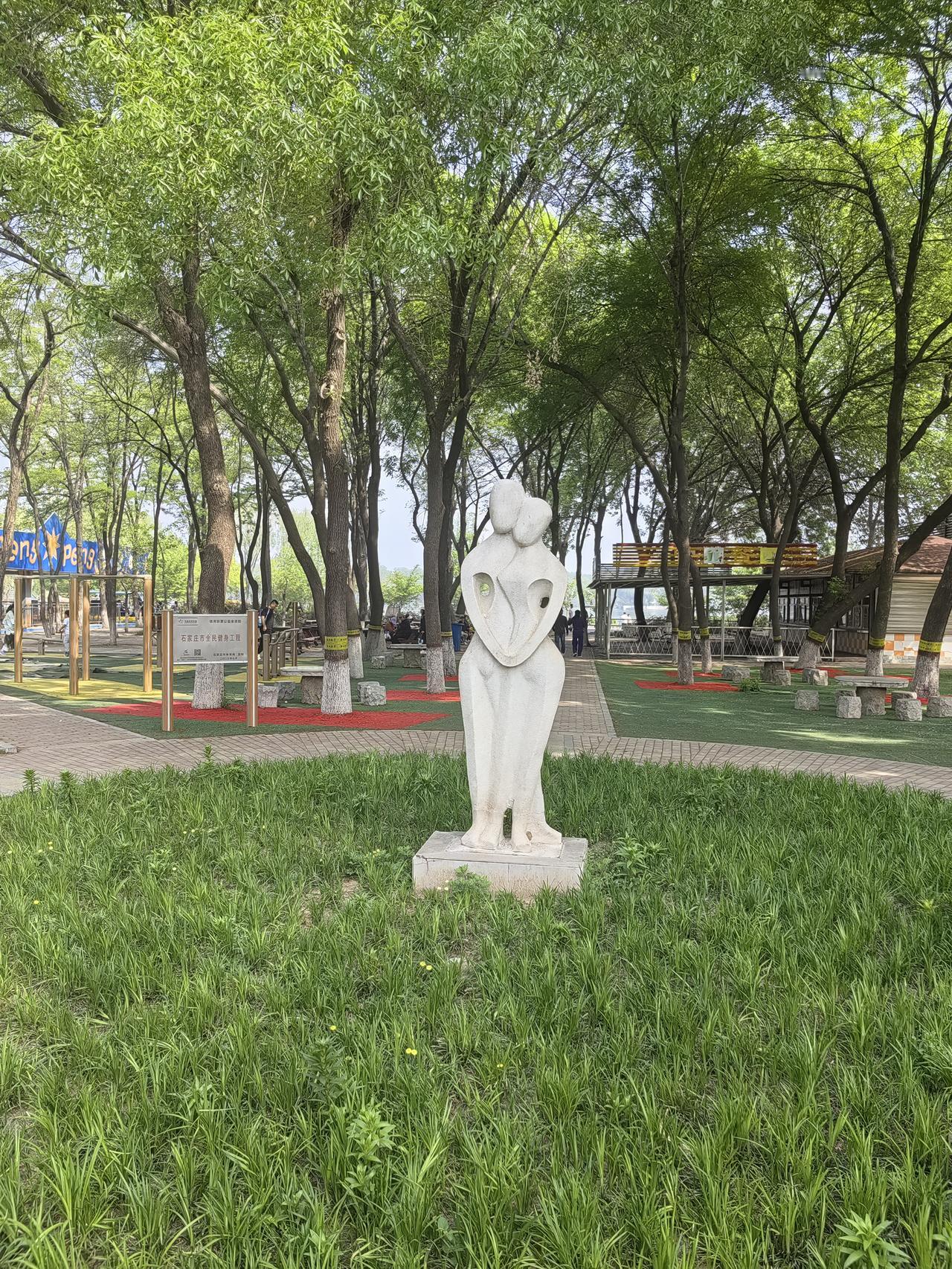 巴西足球和德国足球谁强82年的巴西队绝对是超级豪华明星队，济科，法尔考，苏格拉底