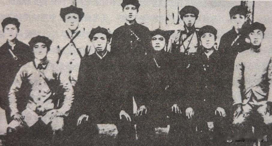 1935年8月3日，红二十五军在军长程子华、政委吴焕先、副军长徐海东率领下，从陕