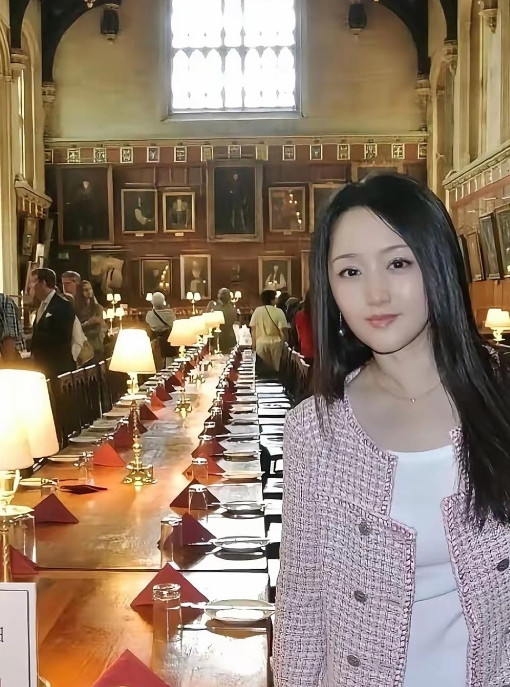 近日杨钰莹现身牛津大学，视频里她漫步校园，身着休闲装，气质温婉。她在古老建筑前驻