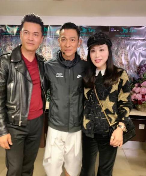 吕良伟这脸，拉皮都拉不出这效果，他的脸一点也不垮，年轻得自然。