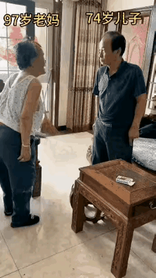 97岁老妈以前肯是没有少打这位74岁儿子看这位74岁的儿子，看这额头，面象至少