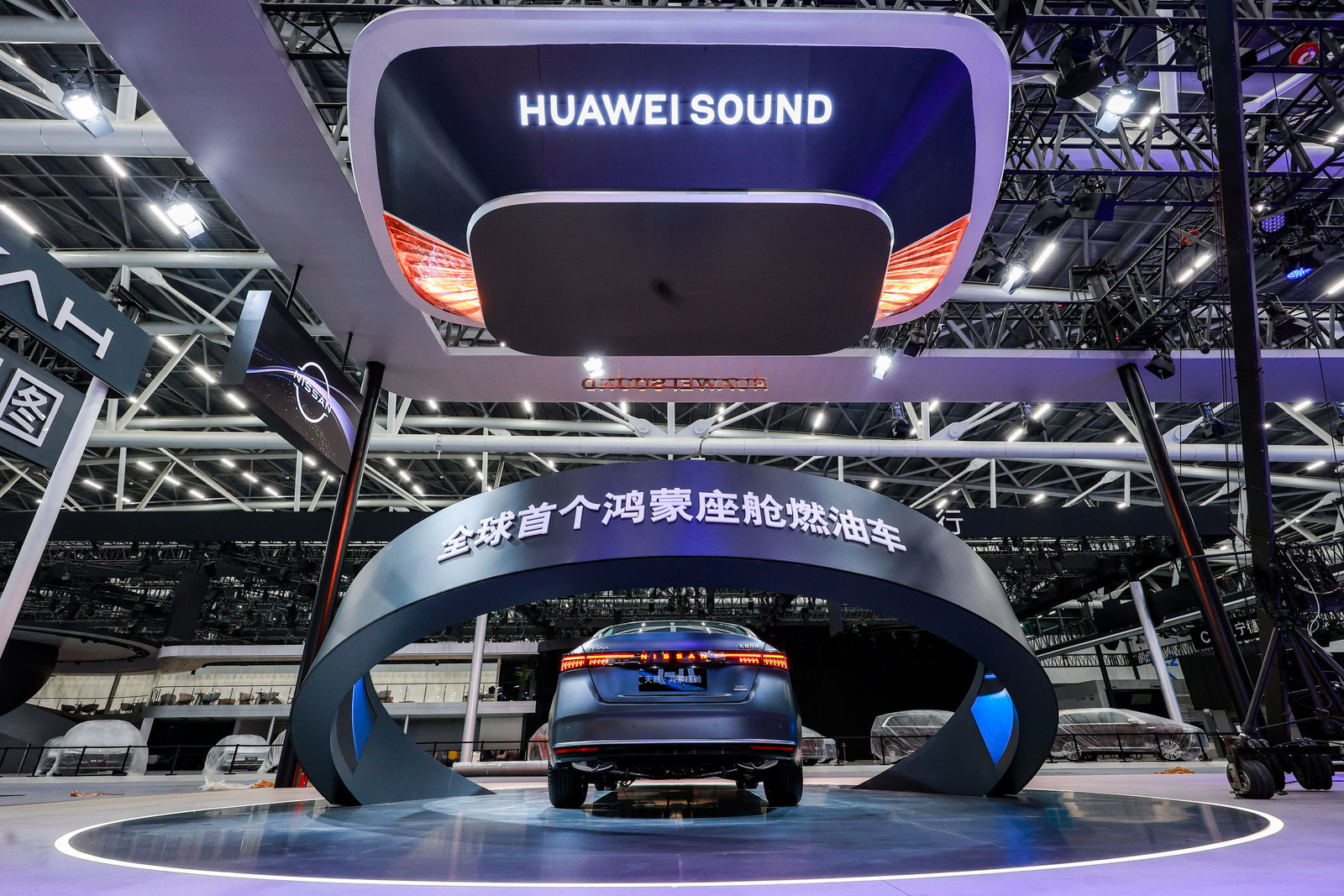 谁说油车的智能化太差？这次日产天籁全系标配满血版鸿蒙座舱5，这在燃油车上还是第一