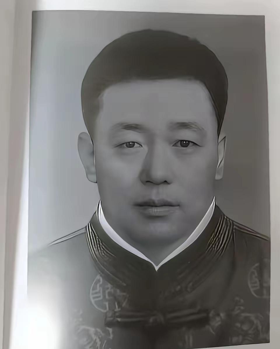 1939年，冀东抗联总司令高志远去开会，萧克对他说：“配枪不错。”高志远把手枪交