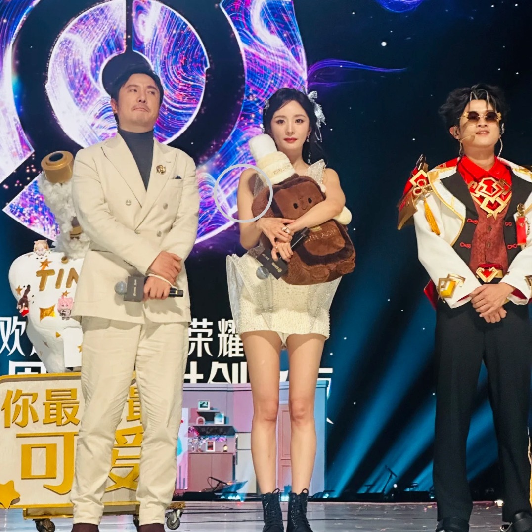 大幂幂居然把沈腾的公仔抢走了（bushi）其实是帮他拿啦！姐姐人美心善​​​