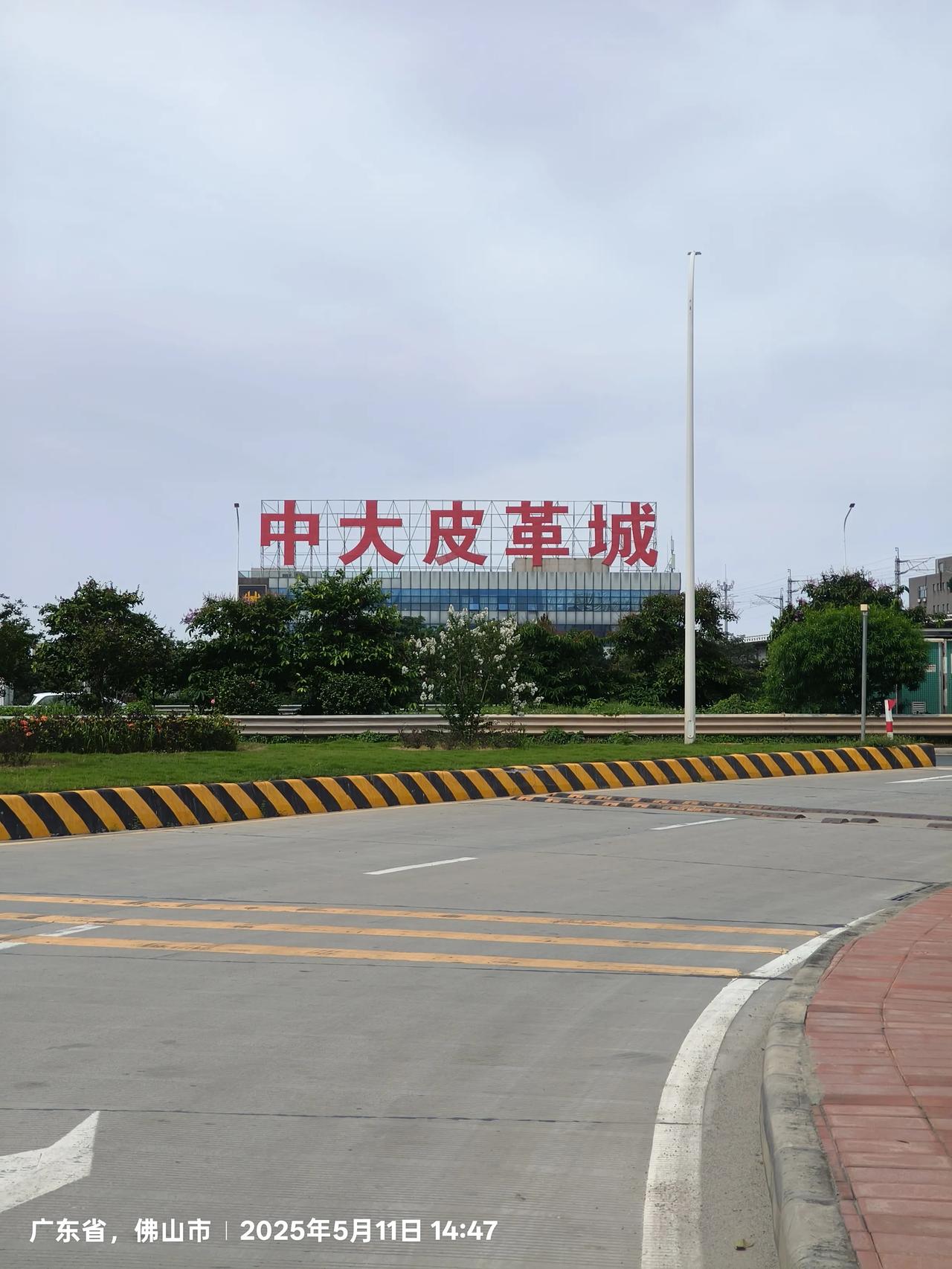 今天找工进到一家压铸厂去看厂，遇到两个有趣的人。下午在附近工业园闲逛，偶然看见