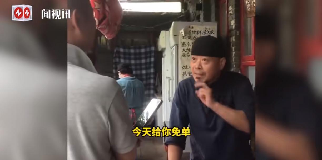 “真以为治不了你了？”5月5日，河北保定，一位男子在餐厅里无视提示牌，坚持要吸烟