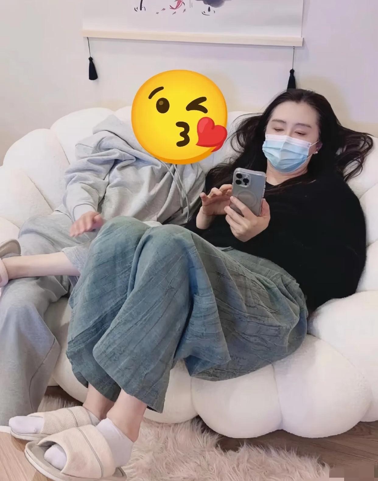 王祖贤近照曝光，躺在自家艾灸店刷手机，脚踩桌子，双眉间焦距拉大，有白头发，58岁