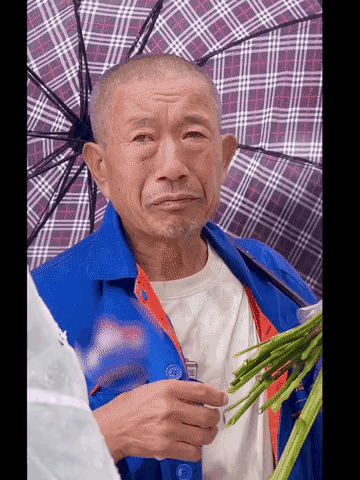“人民日报都被感动了！”贵州兴义的征兵广场上，满是送别的家人，只有这个即将入